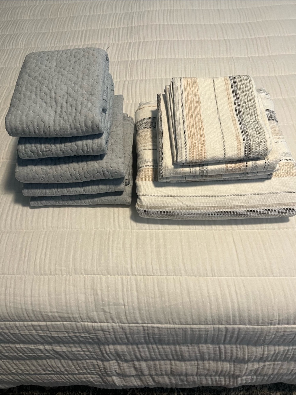 Pottery Barn Belgian Flax Linen Hand-Stitched Quilt in Light Blue with Cream Tie